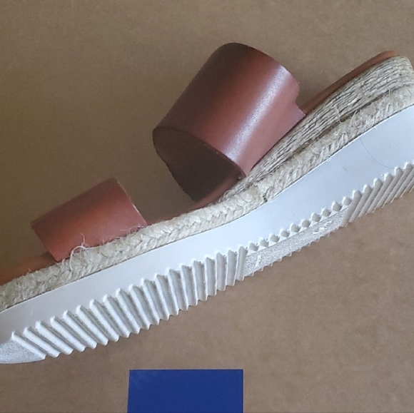 Bertuchi Women's Tan Leather Sandals - Picture 6 of 7